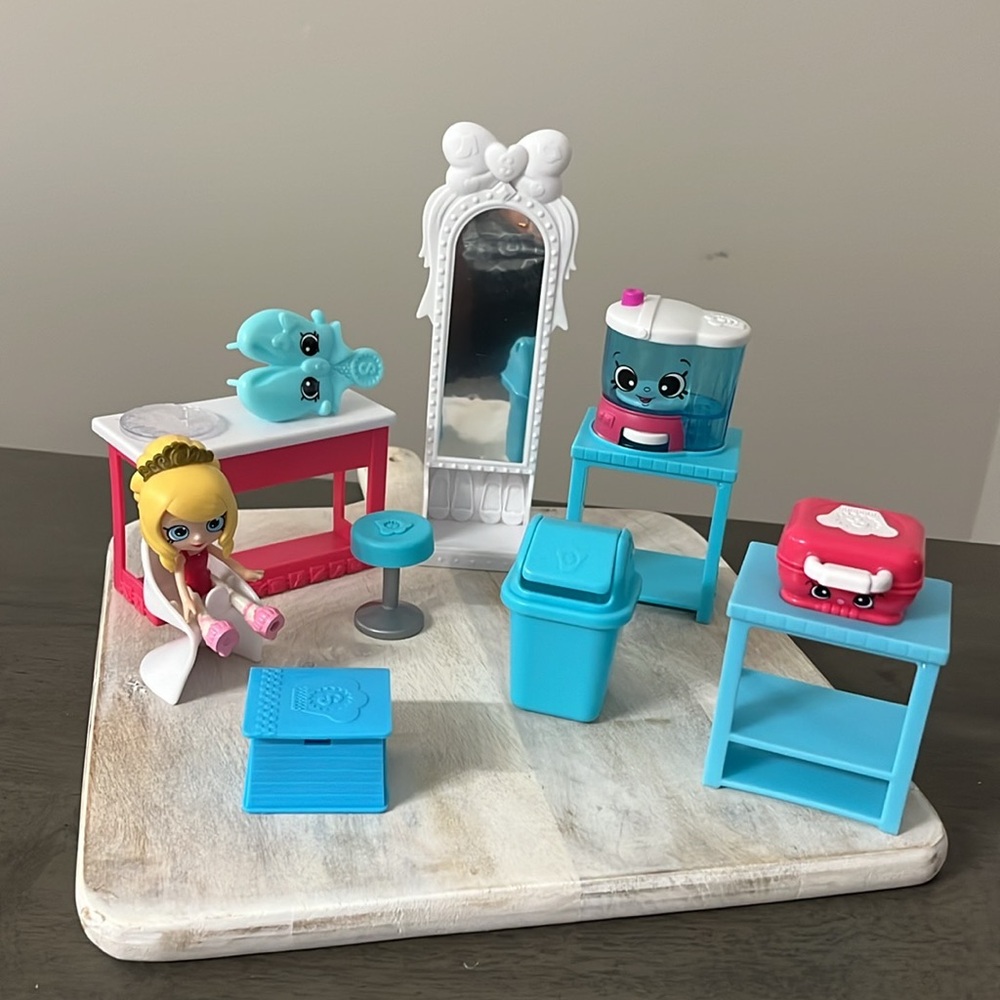Shopkins Collectors Set-Retired Play Set EUC-Retired  Toys